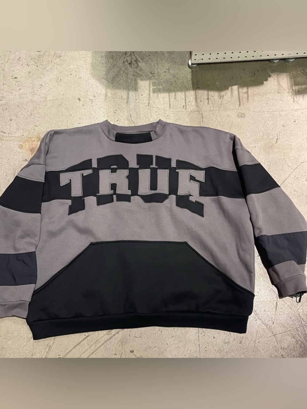 True Religion Curved Embro Sweatshirt XXL Gray Black Stripes NO TAG EUC OSFA